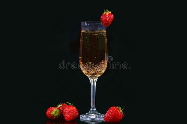 玻璃关于寒冷的香槟酒和草莓向一bl一ckb一ckground