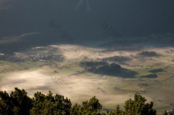 阿尔卑斯山的奥地利人村看从高高的高度