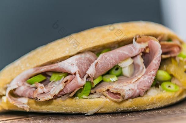 新鲜的法国长面包三明治向木制的背景