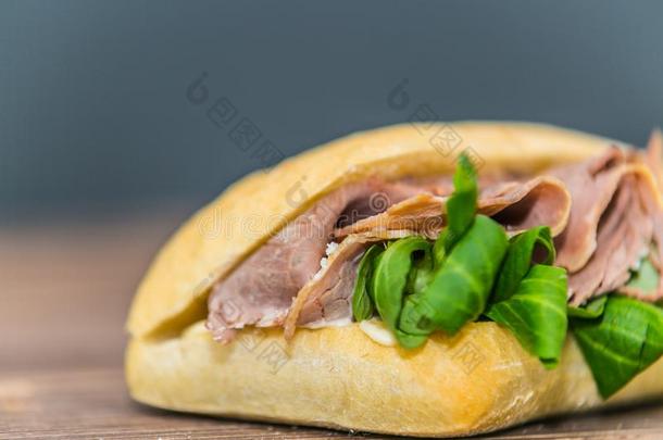 新鲜的法国长面包三明治向木制的背景