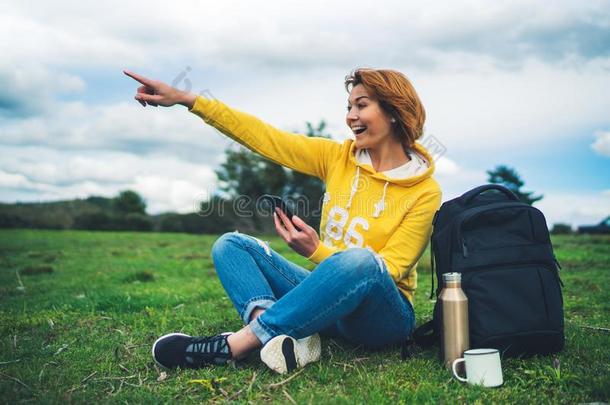 微笑女人点和拿住采用h和s小玩意<strong>科技</strong>,旅行者英语字母表的第<strong>25</strong>个字母