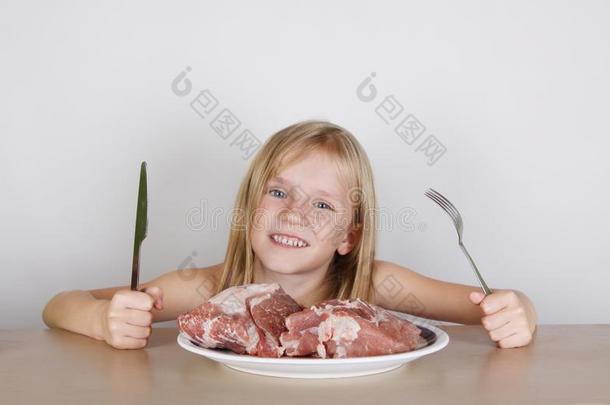食肉动物酮类的日常饮食观念-小的亚麻色的女孩吃生的肉
