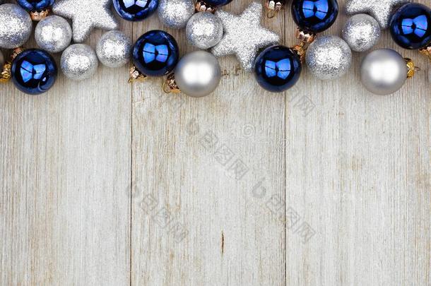 <strong>圣诞节顶边</strong>关于蓝色和银装饰向灰色木材