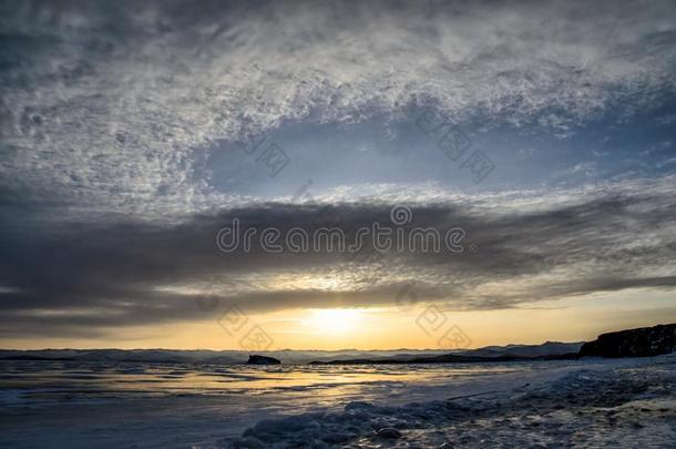 冷冻的湖贝加尔湖.美丽的层云云越过指已提到的人冰冲浪