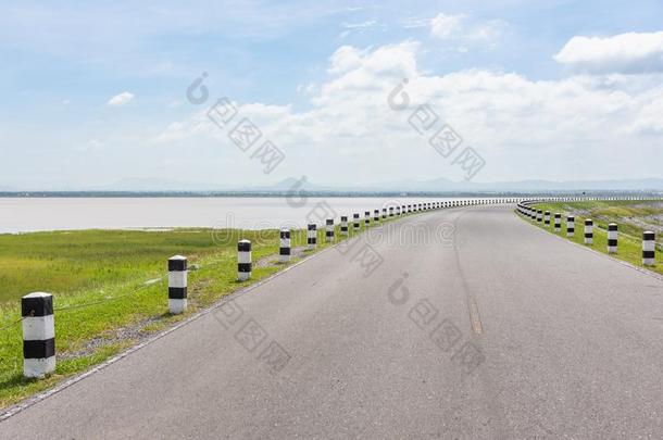 风景风景优美的路旅行向空的公路