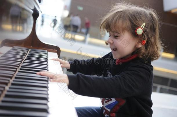 小的女孩所有乐趣演奏指已提到的人钢琴
