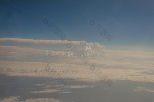 照片关于飞机翅膀,多云的天从舷窗