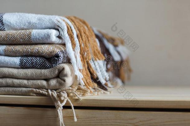 家纺织品.垛关于米黄色羊毛毛毯向一木制的架子.