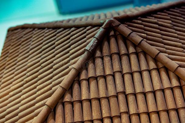传统的屋顶覆冰的和瓦片使关于木材