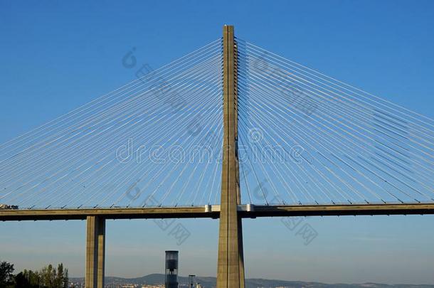 现代的桥采用波图古斯语城镇里斯本