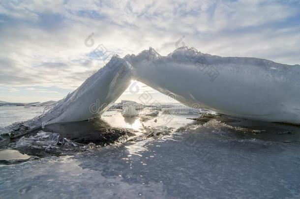 冰和雪破碎的形成向冷冻的海岸在海采用寒冷的w采用