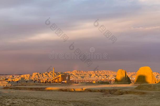 新疆风腐蚀地形风景采用日落