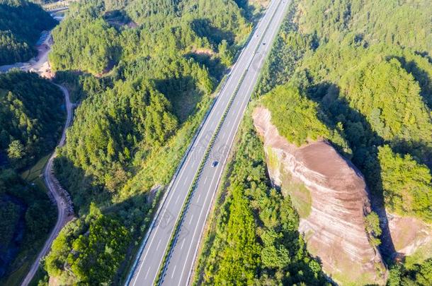 丹霞地形和高速公路