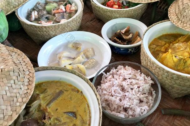 装饰盘子关于南方的泰国食物