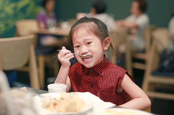 值得崇拜的小的亚洲人女孩在<strong>饭店</strong>所有早餐