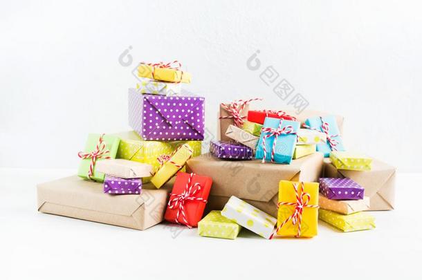 许多富有色彩的各种各样的礼物和纸有包装的
