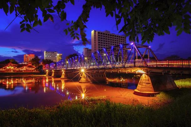 城市风光照片关于钢桥采用城镇显微镜下聚集指数泰国在黎明