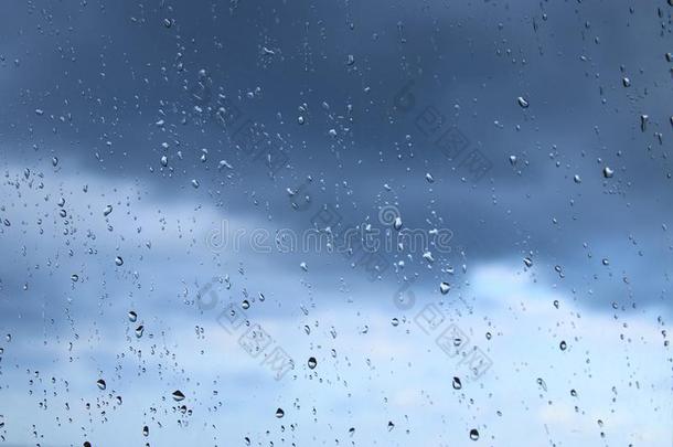 背景关于<strong>雨水落下</strong>向玻璃,坏的冬天气.