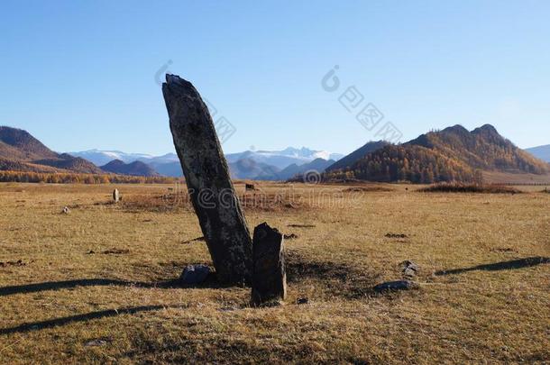 古代的葬土堆在卡拉科尔山谷三-脖子公园采用高音