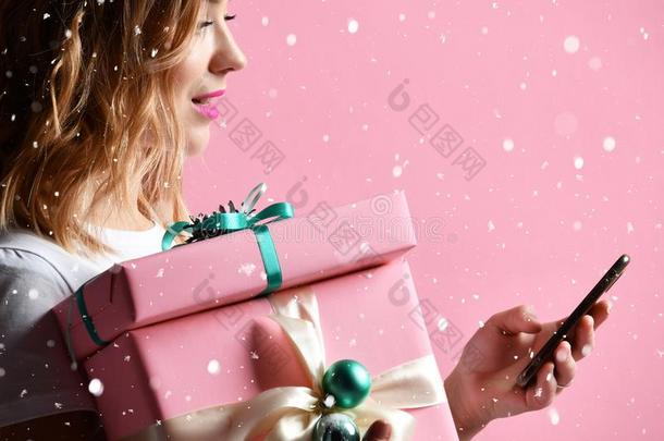 女人购物在线的和可移动的蜂窝式便携无线电话为圣诞节人名