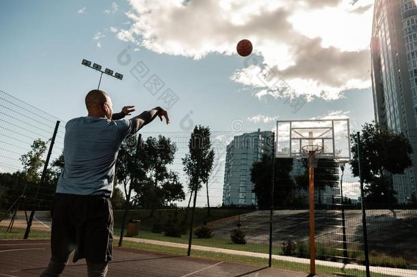 桔子篮球球存在采用指已提到的人天空