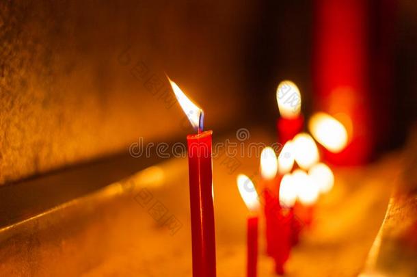 红色的蜡烛向水泥庙象征向指已提到的人重要的一天