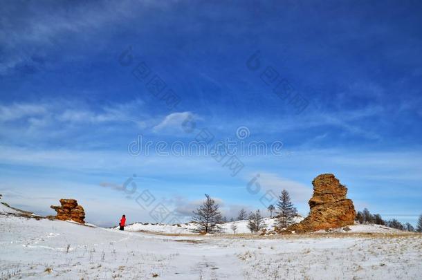 <strong>冬山雪山</strong>谷风景.明亮的高的太阳在上面获胜