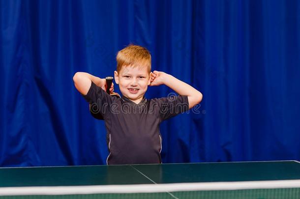 幸福的num.七年老的小孩采用表网球部分