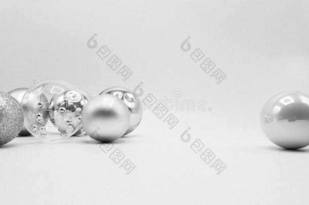 透明的,银和闪烁灰色的圣诞节装饰球