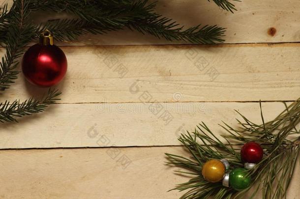 圣诞节背景-圣诞节球和指已提到的人冷杉树