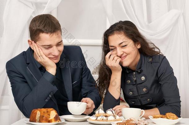 浪漫的对喝饮料茶水和甜饼干和讲话