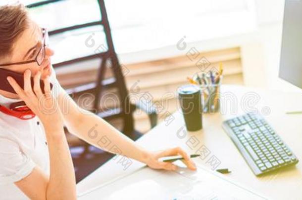 一年幼的男人采用眼镜看<strong>台</strong>在近处一计算机书桌一nd是（be的三单形式t一lk采用