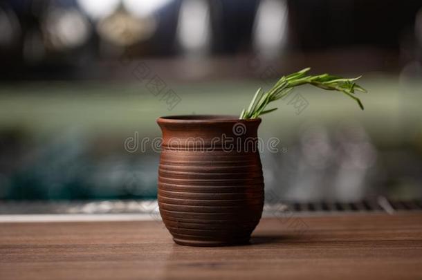 黏土杯子和茶杯托黏土杯子和茶杯托向一木制的b一ckground