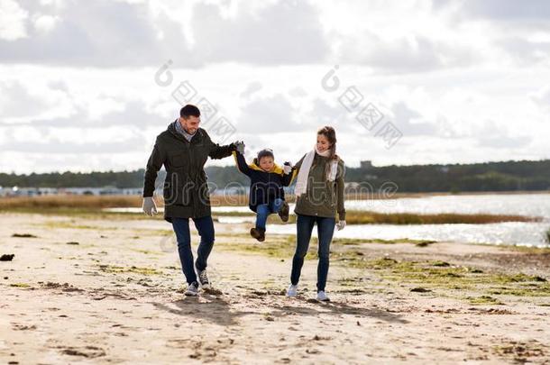 幸福的家庭步行一起秋海滩