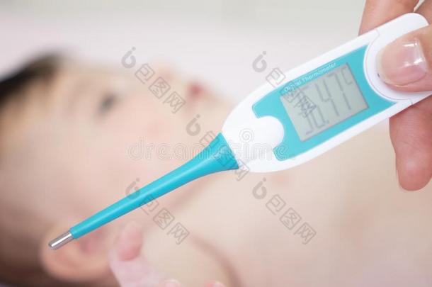 婴儿恶心的和量电的温度计.小孩发热不好的.