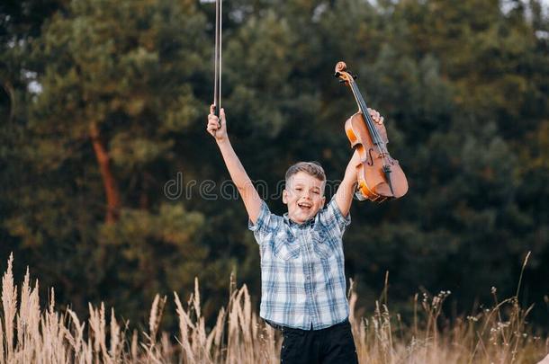 男孩和小提琴