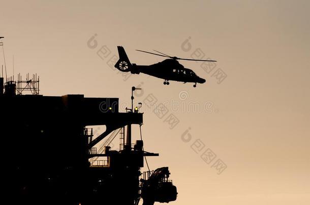 直升机离开海上的浮式生产储卸油装置油船桅的装置