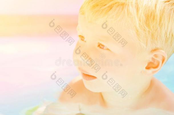 肖像关于婴儿男孩享有游泳采用采用flatable水池