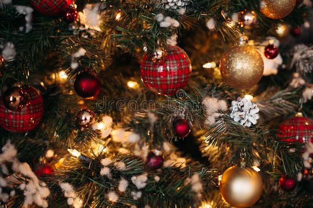 关在上面关于装饰圣诞节松树和红色的和金checke红色的