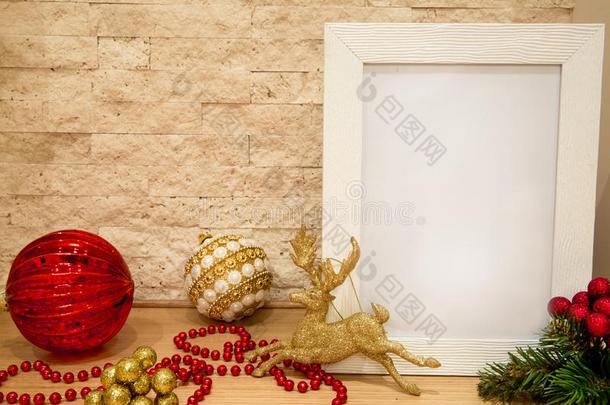 圣诞节红色的玻璃杂乱和杂乱和白色的和<strong>金色</strong>的<strong>珍珠</strong>