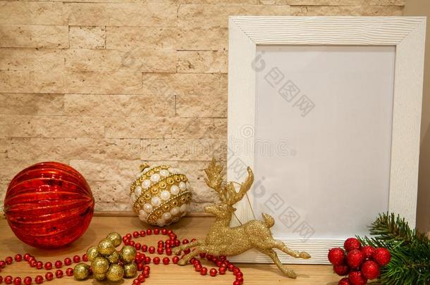 圣诞节红色的玻璃杂乱和杂乱和白色的和金色的珍珠