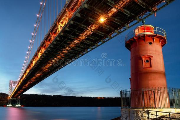 男子名华盛顿桥和红色的小的灯塔官方地六月的简写