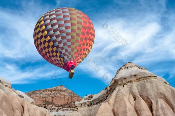 热的天<strong>空气球</strong>越过山风景采用卡帕多奇亚