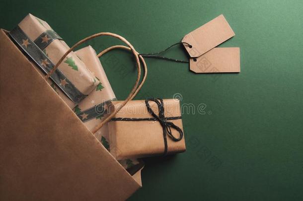 翻倒纸袋满的关于礼物