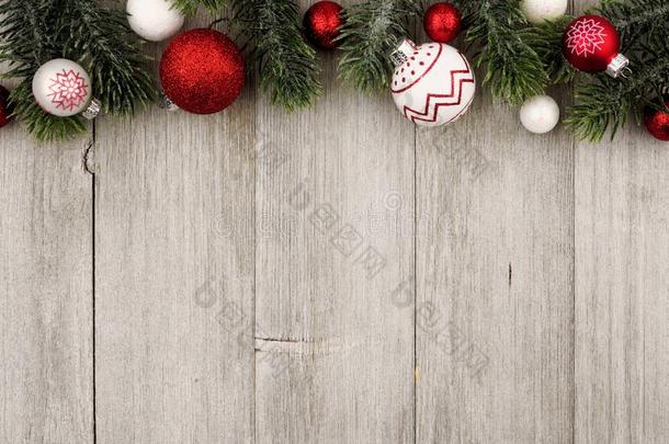<strong>圣诞节顶边</strong>关于红色的和白色的小玩意和树枝向英语字母表的第7个字母
