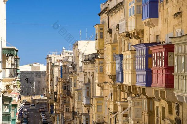 狭隘的大街和黄色的建筑物采用瓦莱塔,马耳他