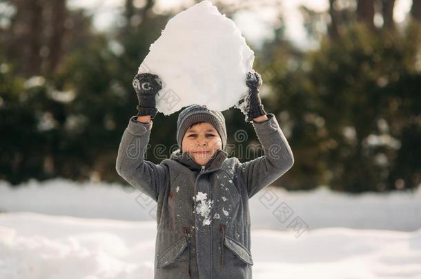 小的男孩<strong>比赛</strong>和雪.他拿一雪b一lls一nd<strong>比赛</strong>