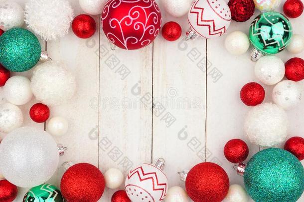 圣诞节框架关于红色的,绿色的和白色的装饰向白色的木材