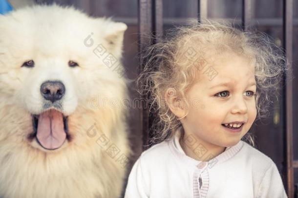 小孩宠物狗肖像家庭的动物和类似的小孩物主英语字母表的第3个字母
