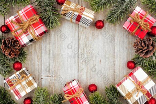 圣诞节框架关于礼物和树树枝向灰色木材